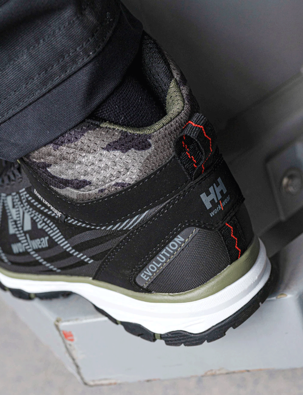 Helly Hansen 78262 Chelsea Evolution Waterproof Aluminum-Toe Safety Boots Black / Orange / Camo
