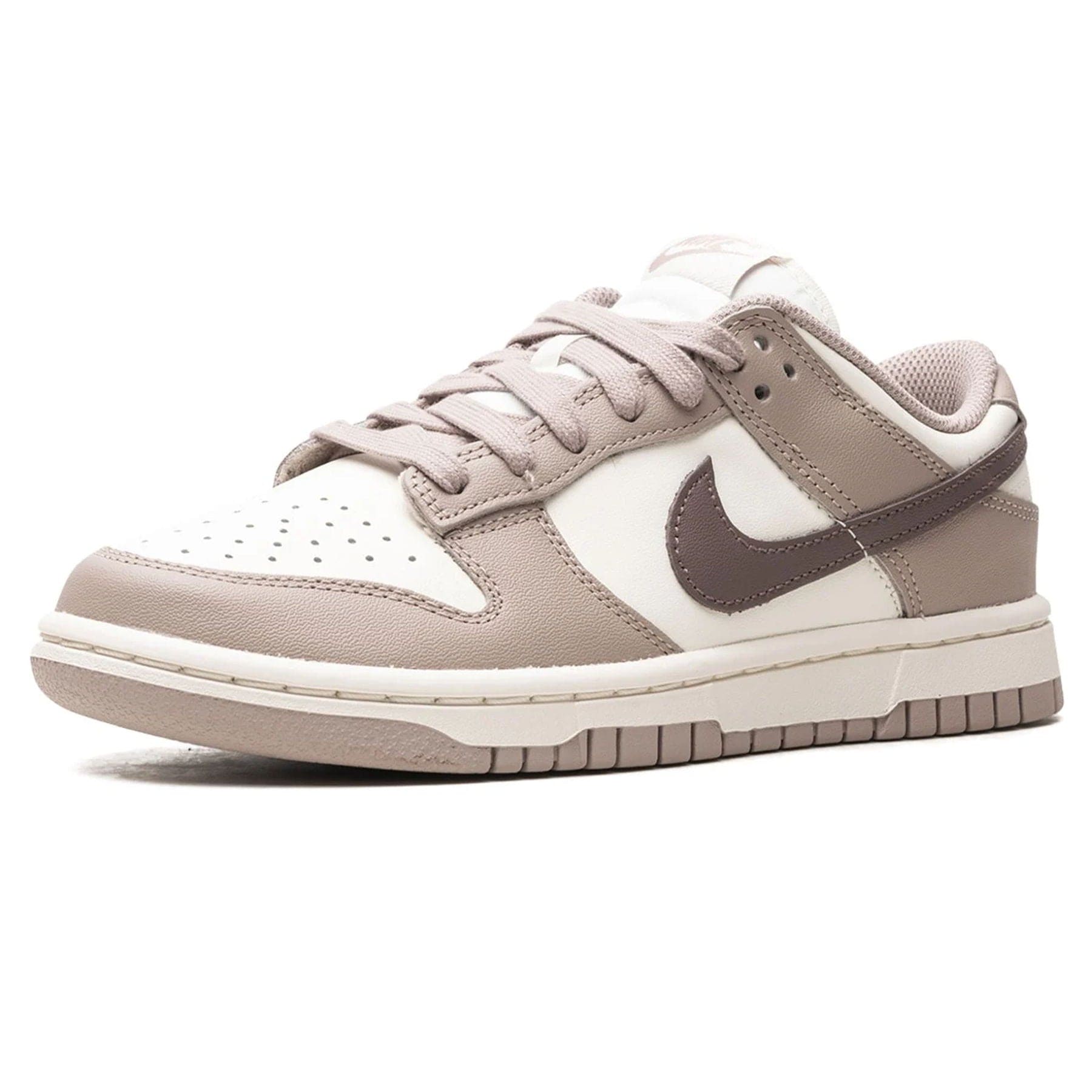 Nike Dunk Low Womens Diffused Taupe trainers heel view