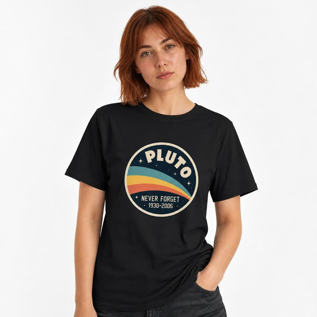 Model wearing a black T-shirt with a circular retro Pluto design, colorful bands, stars, and the text “PLUTO” and “NEVER FORGET 1930–2006”.