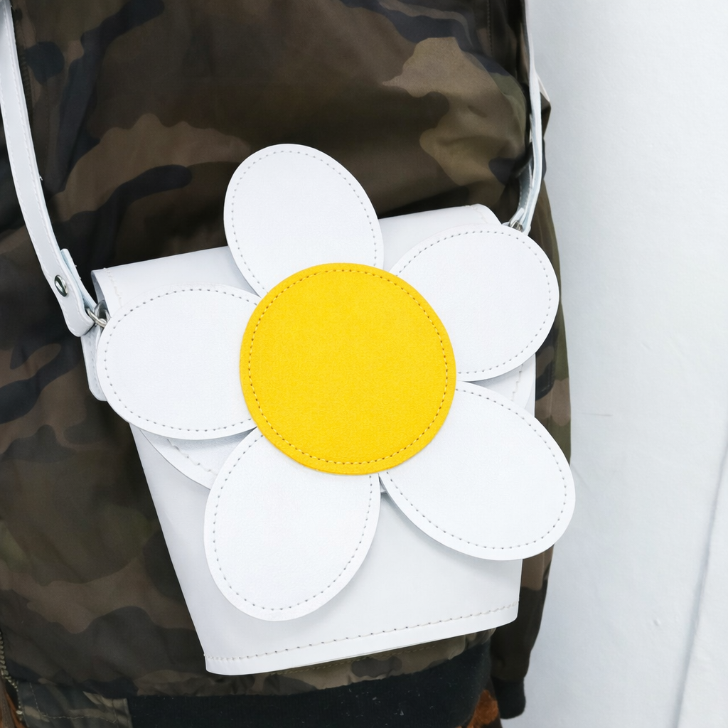 Zatchels White Daisy leather barrel bag model view
